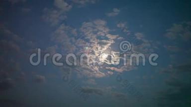 夜空中的满月，明亮的月亮，夜空，在夜空中的云的运动背景下，